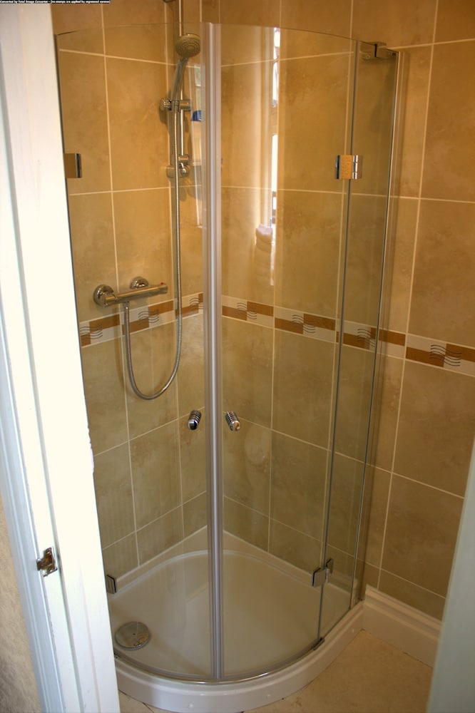 Gatwick Turret Guest House 44/45