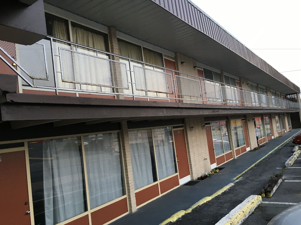 Sonrise Inn Lincoln Hwy By OYO in BREEZEWOOD - PA