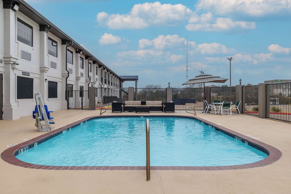 Studio6 Suites Brenham, TX 41/47