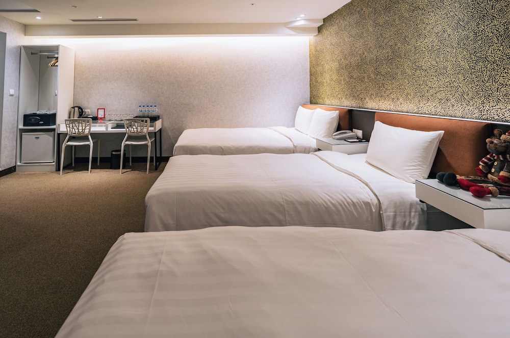 Grand, 1 Single and 2 Double Beds, No Window