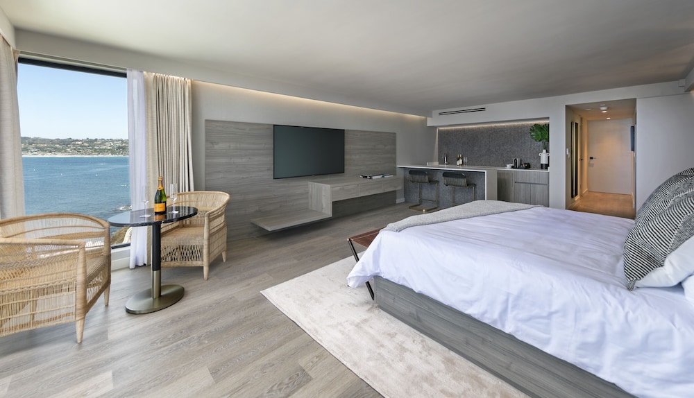 Renovated, Pines, Penthouse Suite, King Bed, Corner