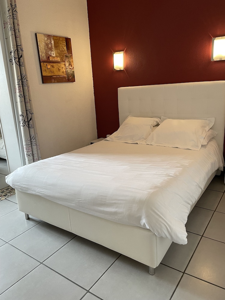 HOTEL LE CLEMENT V 45/66