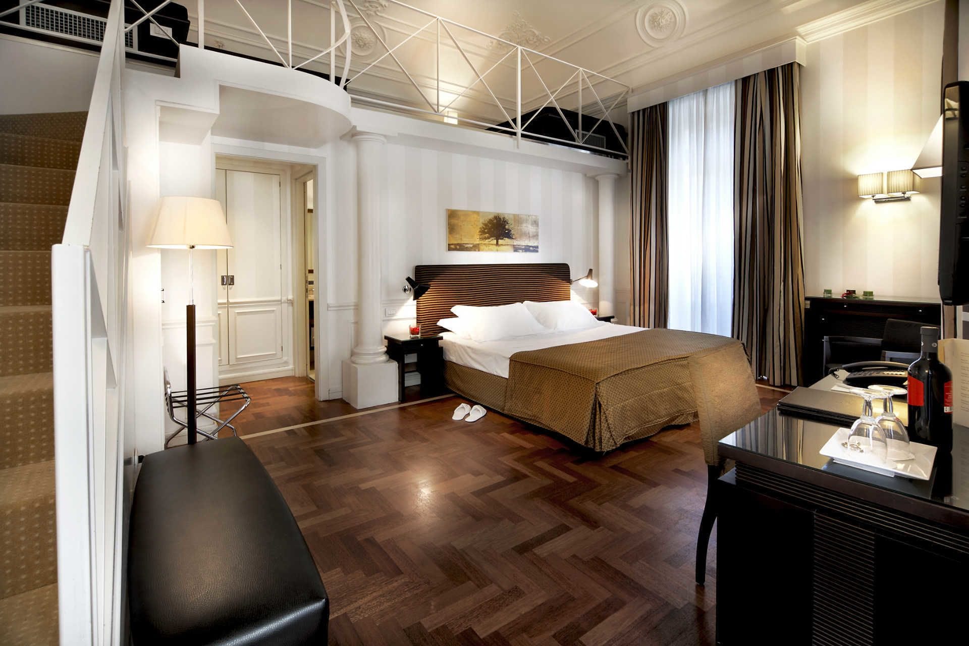 SUITE, QUEEN BED