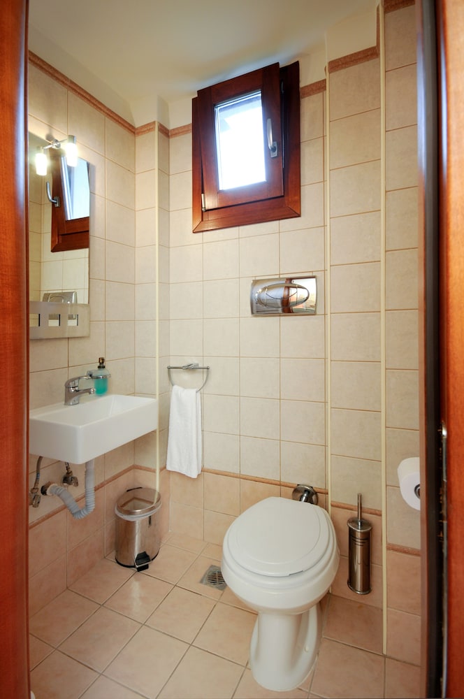 Polyastron Place Hotel & Spa 64/68