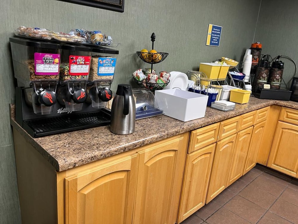 Days Inn by Wyndham Cedar Falls - University Plaza 4/20