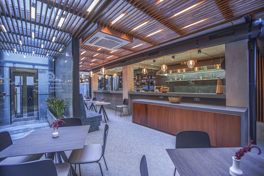 Heritage Hotel and Suites 32/39