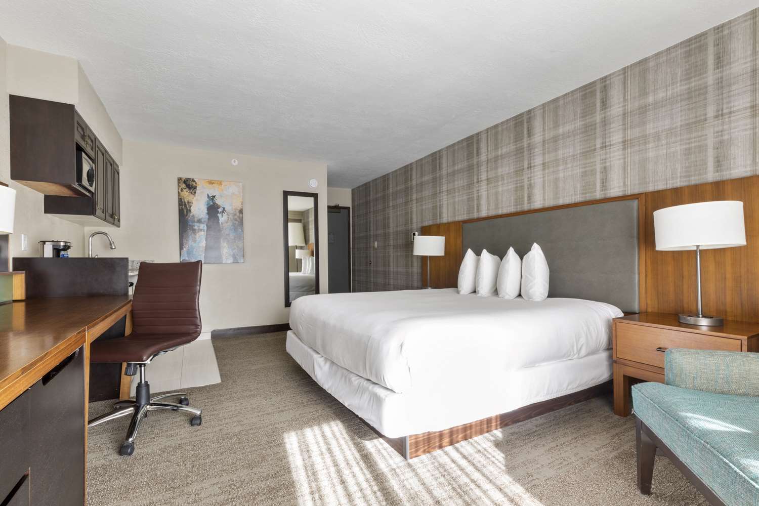 ROOM, KING BED, KITCHENETTE