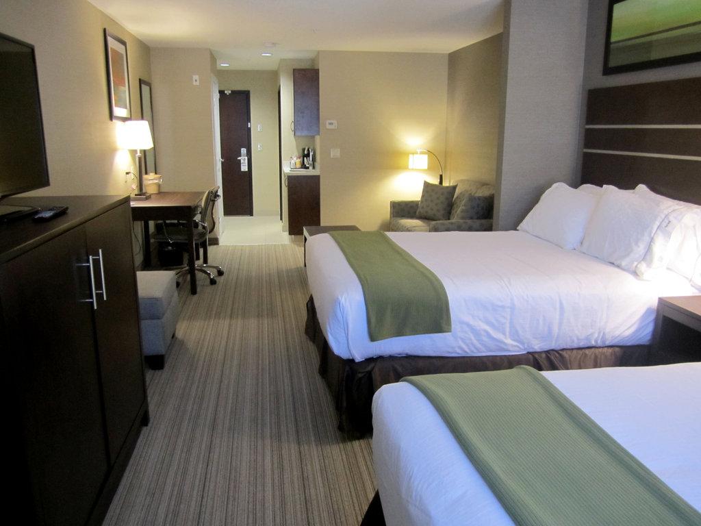 Suite, Queen Bed, Accessible, HOLIDAY INN EXPRESS GOLDEN KICKING HORSE 3/3
