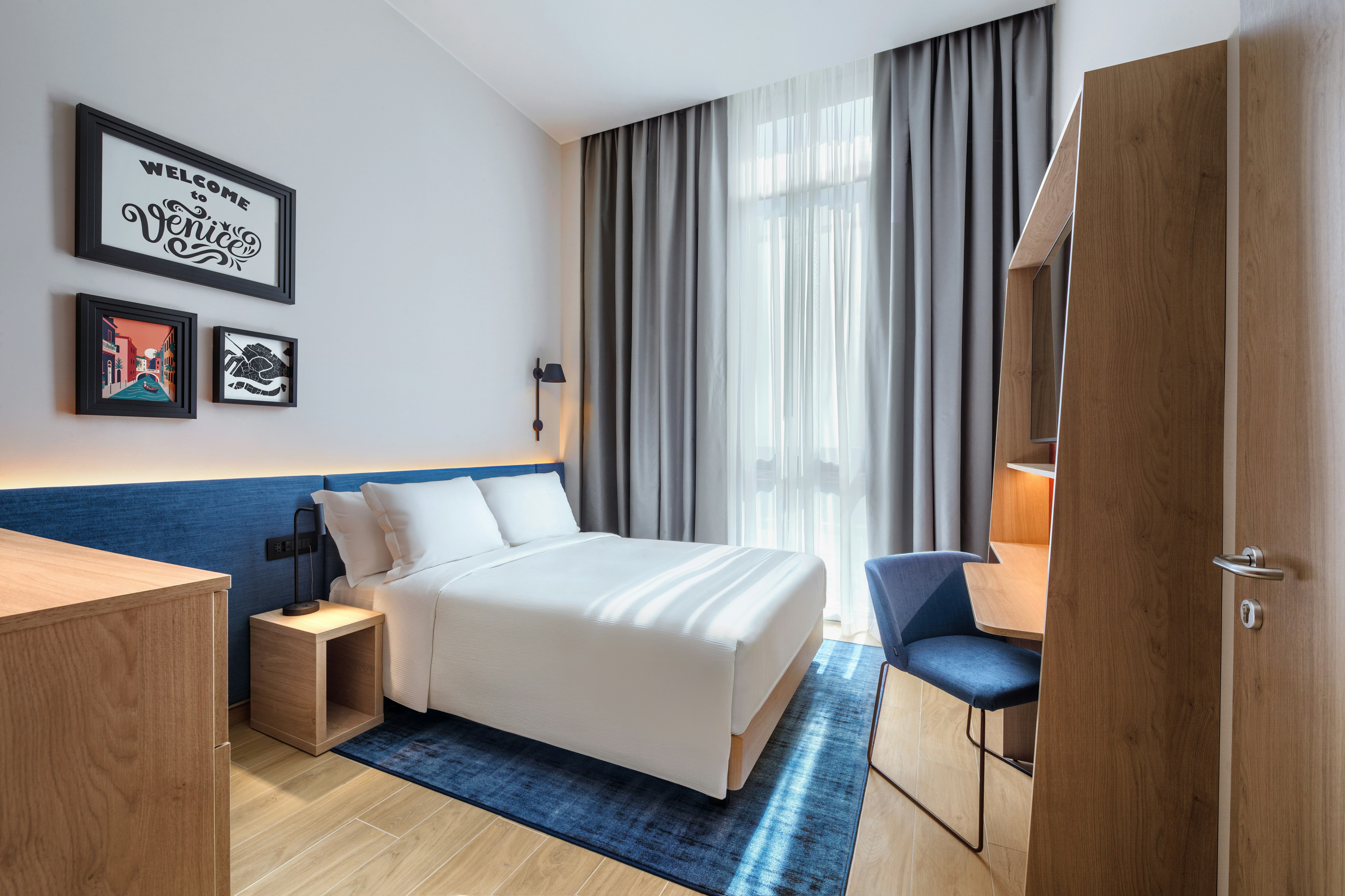 ROOM, QUEEN BED, ACCESSIBLE
