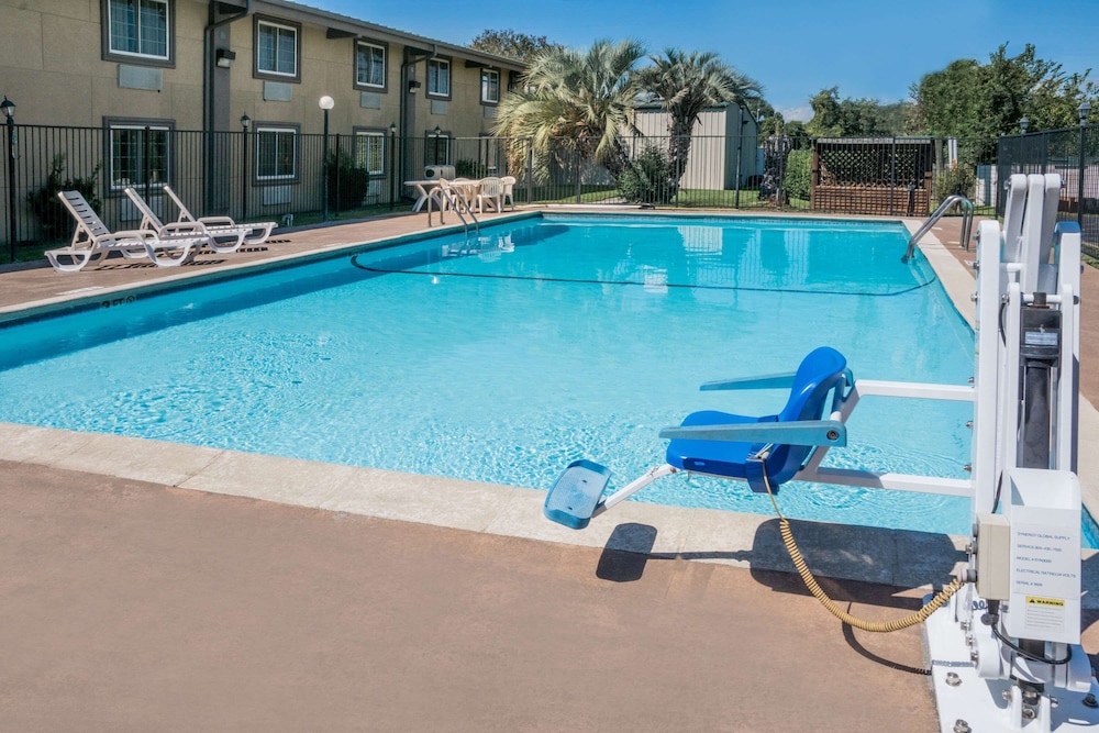 Super 8 by Wyndham Beaumont I-10 South/College St 54/60