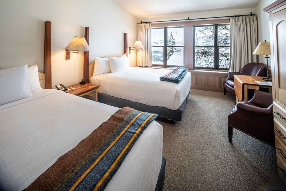 Lodge, Queen Bed, Mountain View