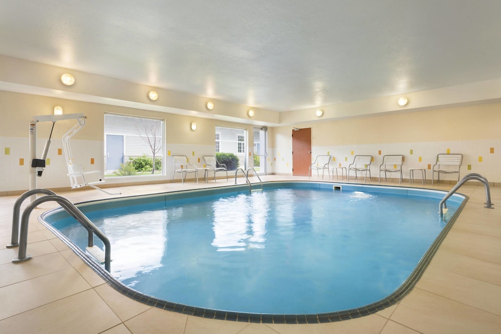Amerivu Inn Suites Grand Forks 2/21