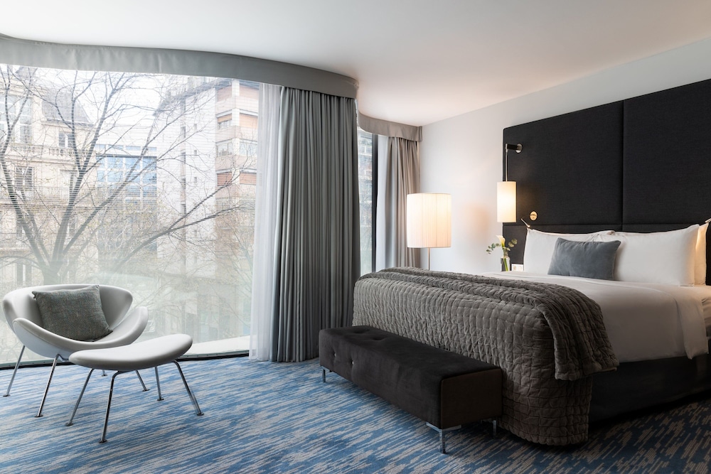 Renaissance Paris Arc de Triomphe Hotel 12/31