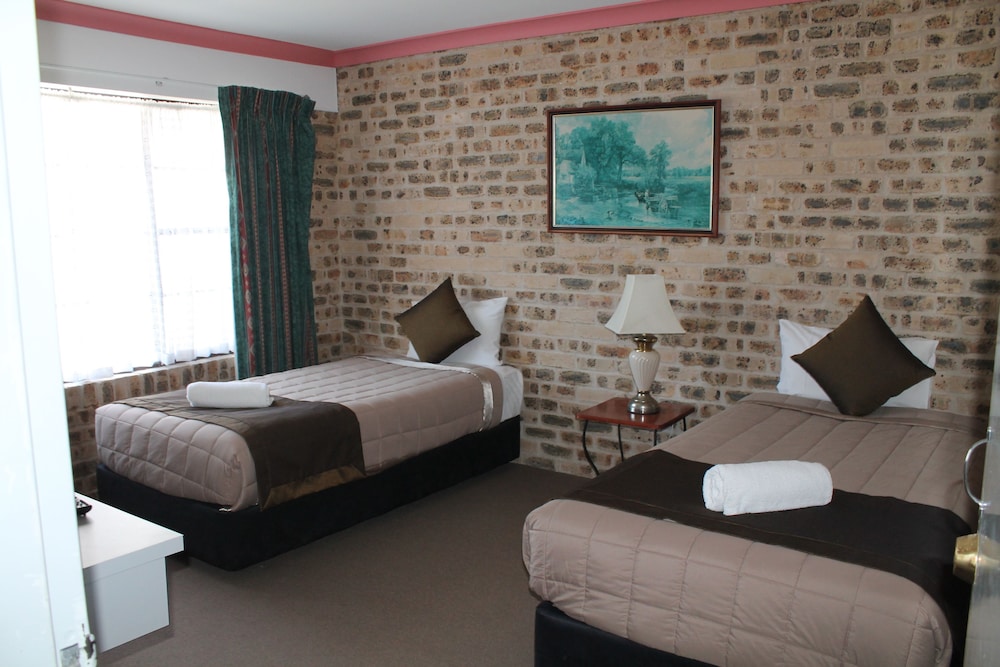 Sir Francis Drake Inn 30/69