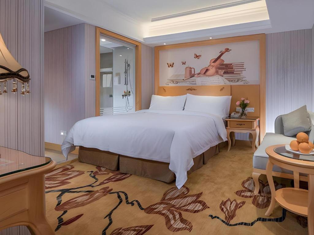 Vienna Hotel (Shenzhen Qinghu Metro Station) 36/54
