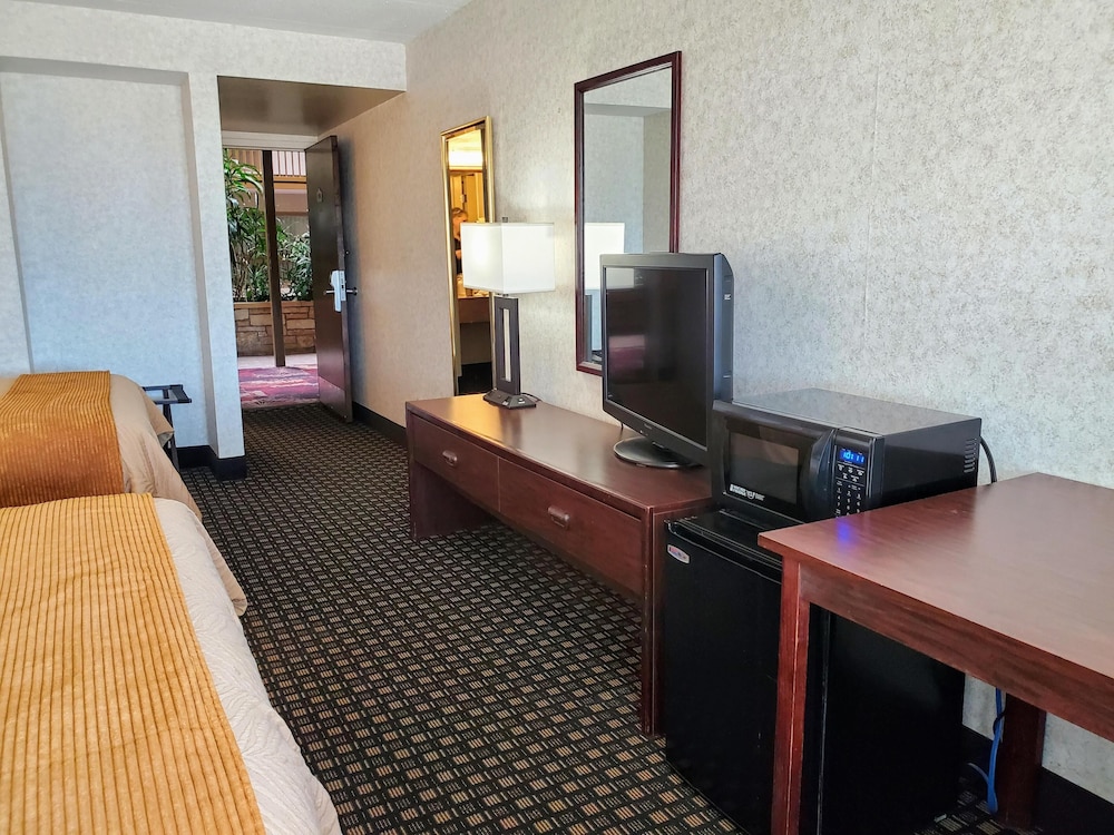 AmericInn by Wyndham Watertown 28/50