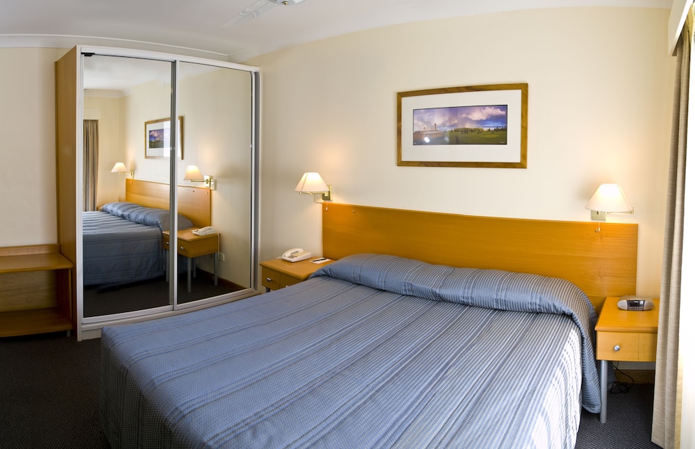 Governors Lodge Resort Hotel 8/69