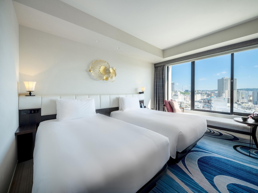 CLUB, TWIN BEDS