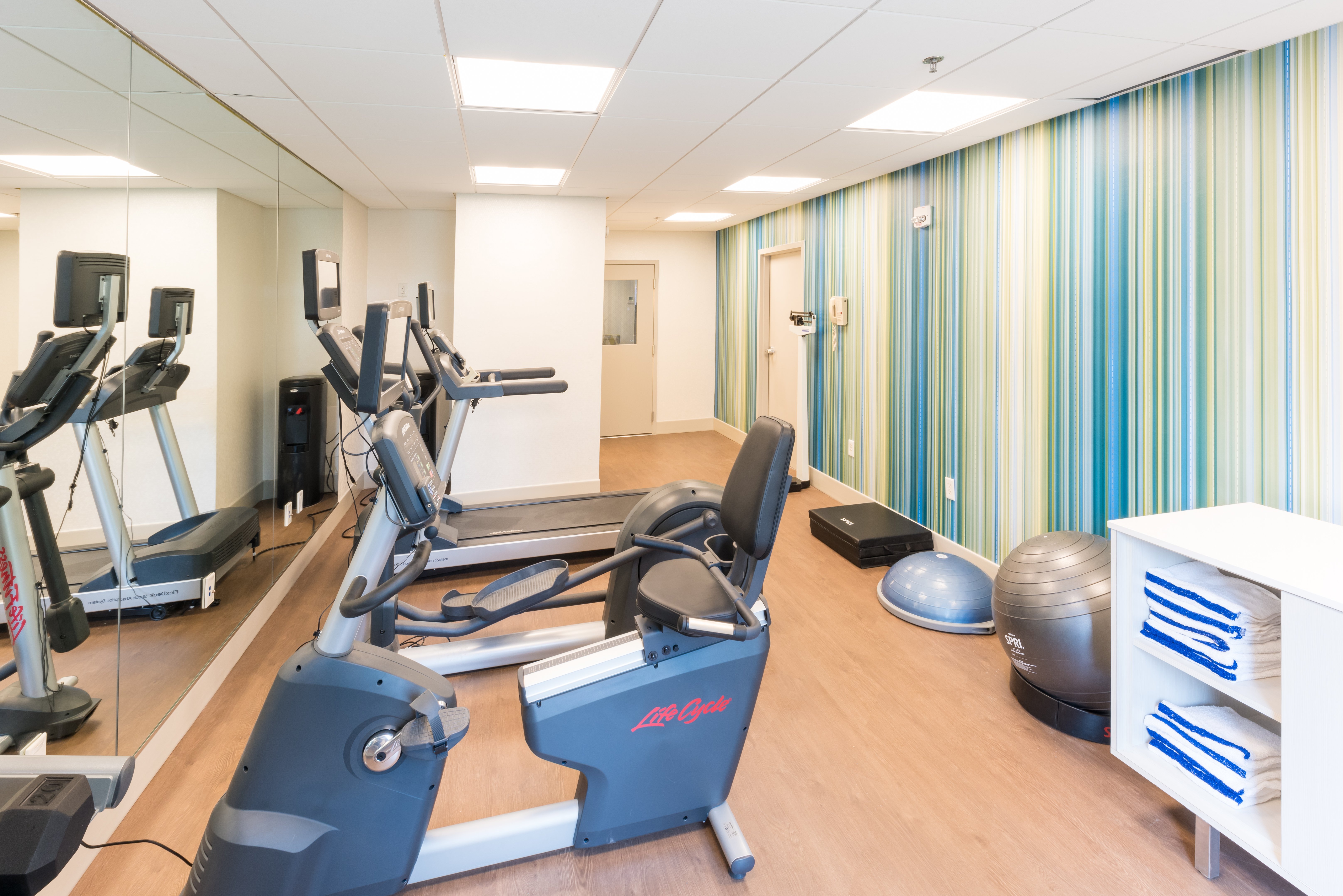 Holiday Inn Express Charleston US Hwy 17 & I-526 42/77