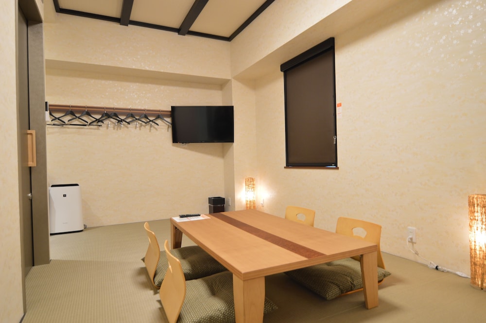Queen's Hotel Chitose 54/58
