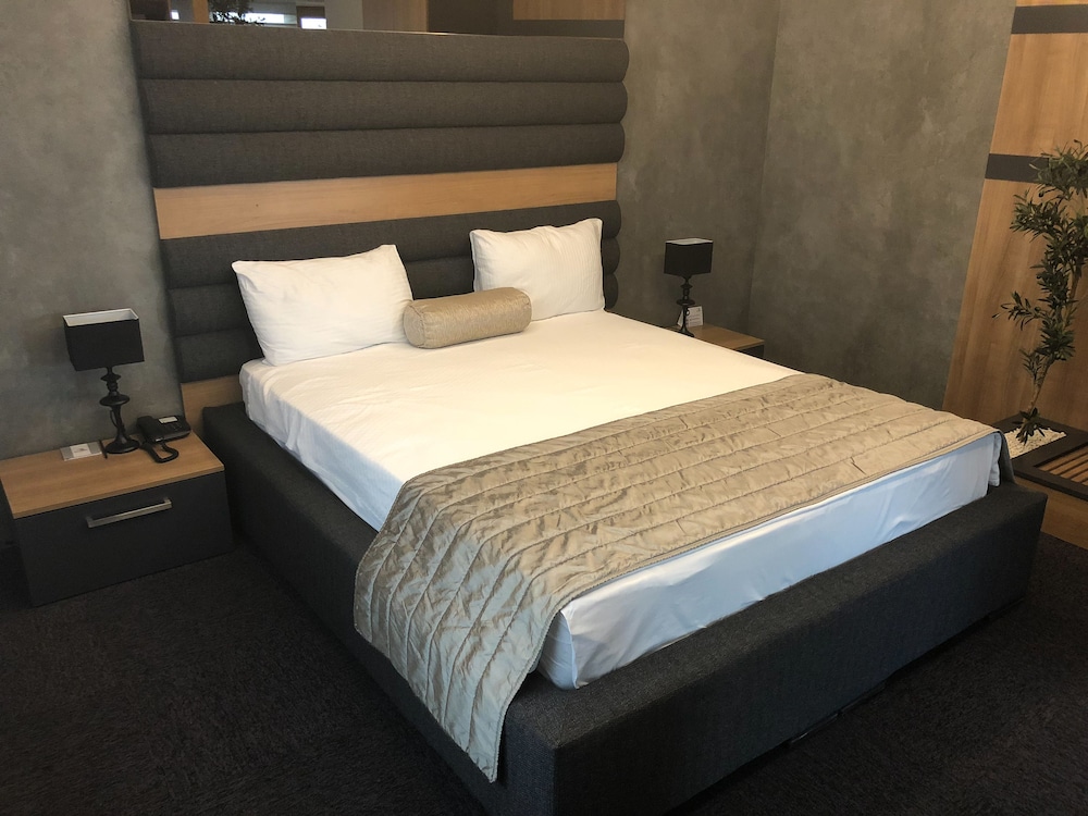 KALEVERA HOTEL 10/25