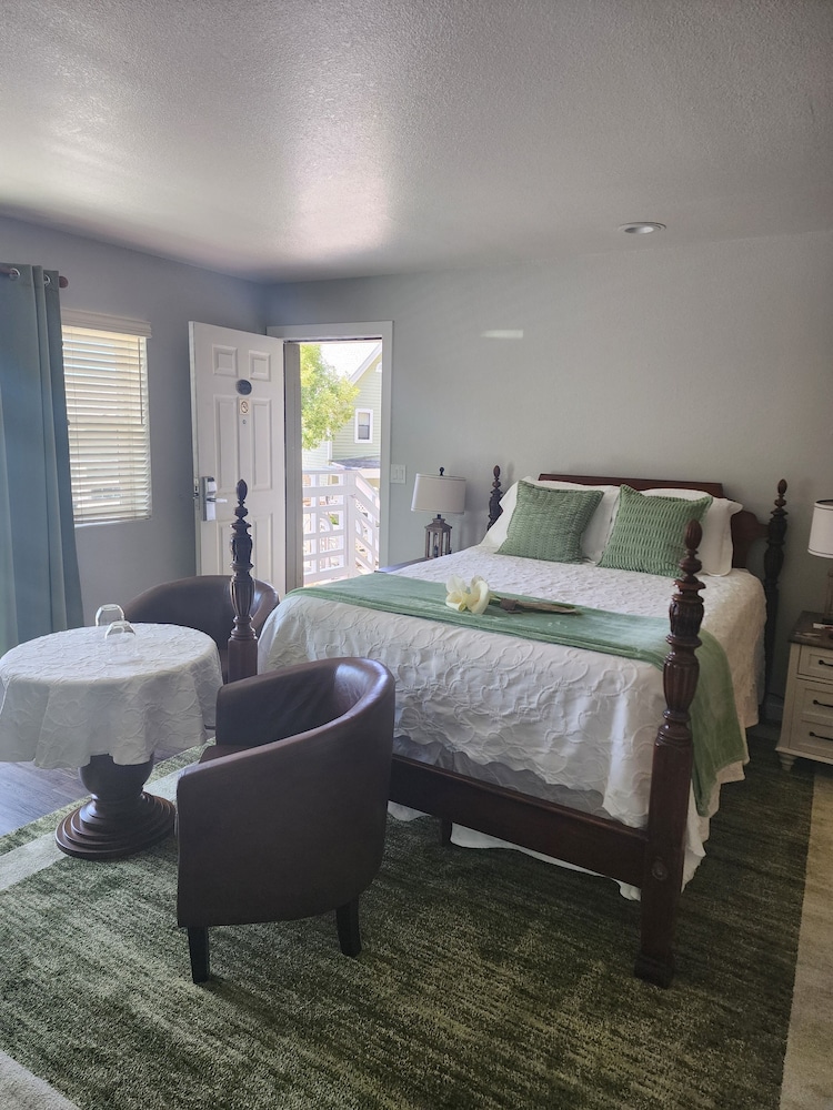 Cypress, 1 Queen and 1 Single Bed