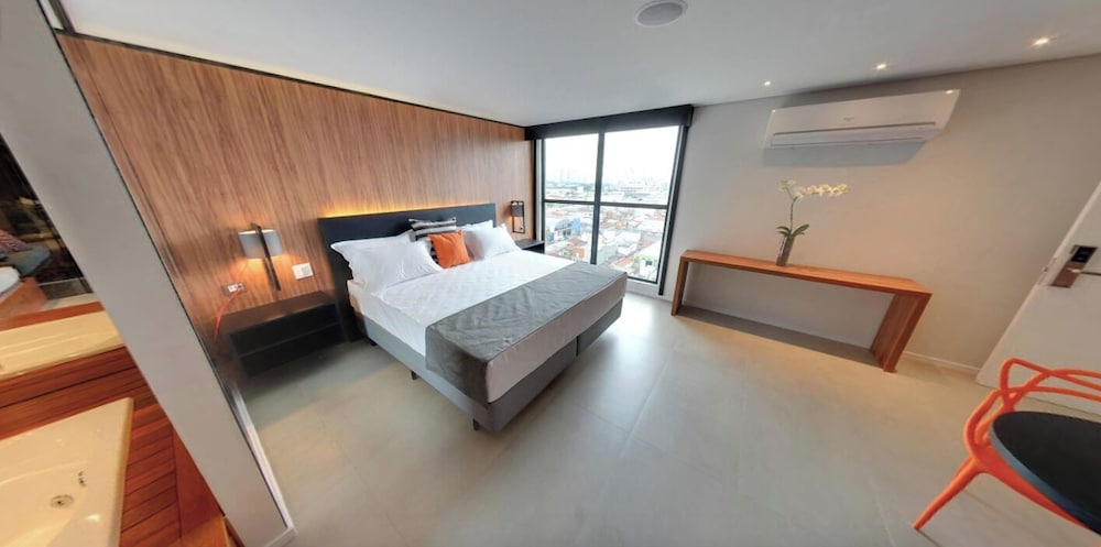 ROOF TOP, SUITE