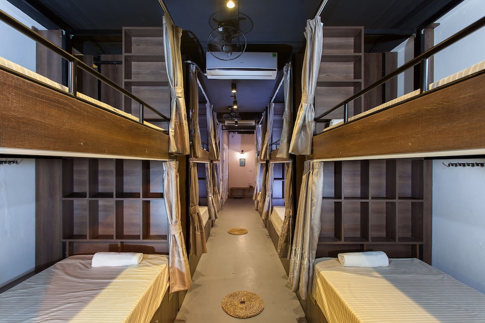 Luxury Backpackers 47/49