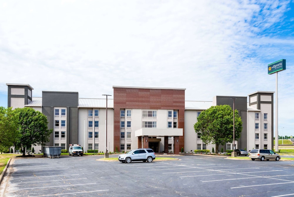 La Quinta Inn and Suites by Wyndham Jonesboro 23/26