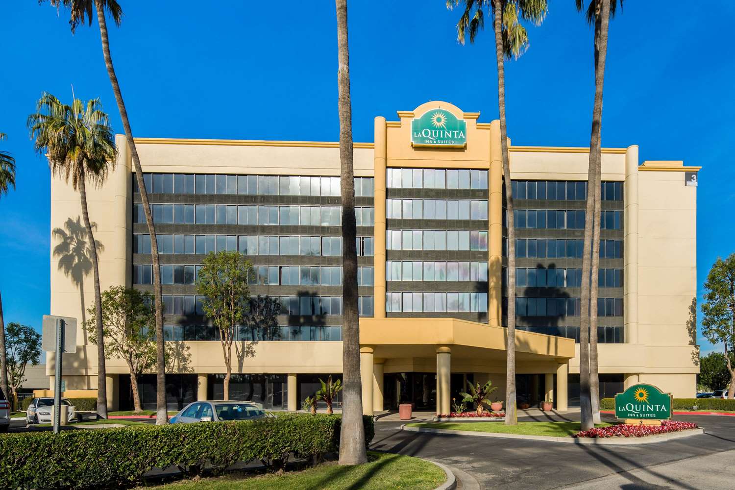 La Quinta Inn & Suites by Wyndham Buena Park 42/44