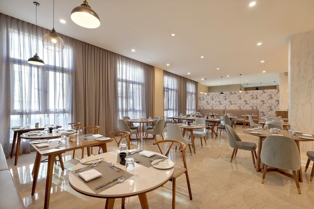 Protea Hotel by Marriott Lusaka International Airport 30/50
