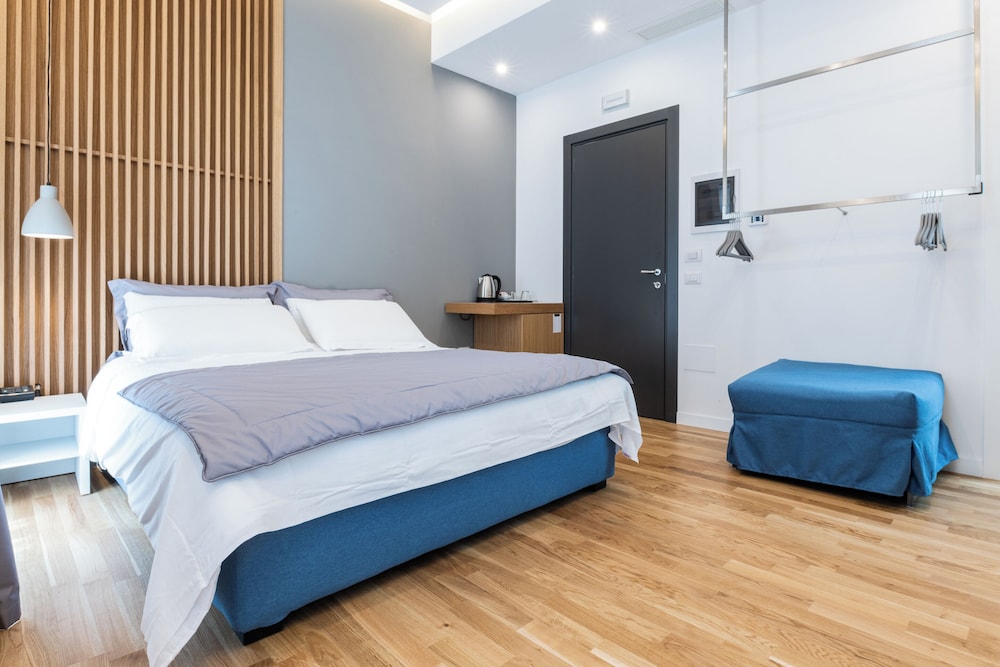 DELUXE, QUEEN AND TWIN BEDS, BALCONY
