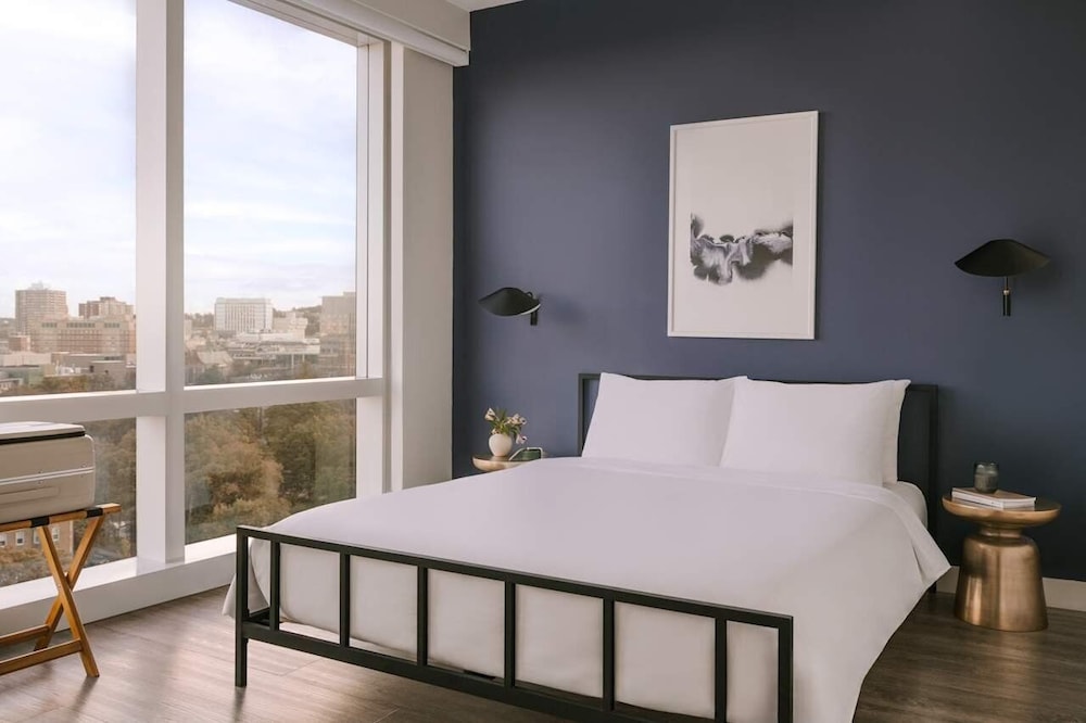 1 BEDROOM, QUEEN BED