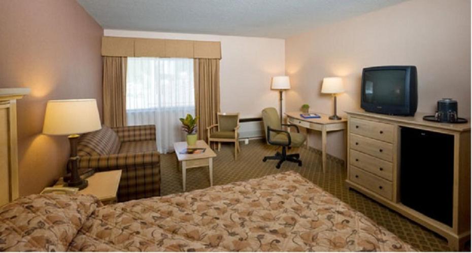 Upstairs, Queen Bed