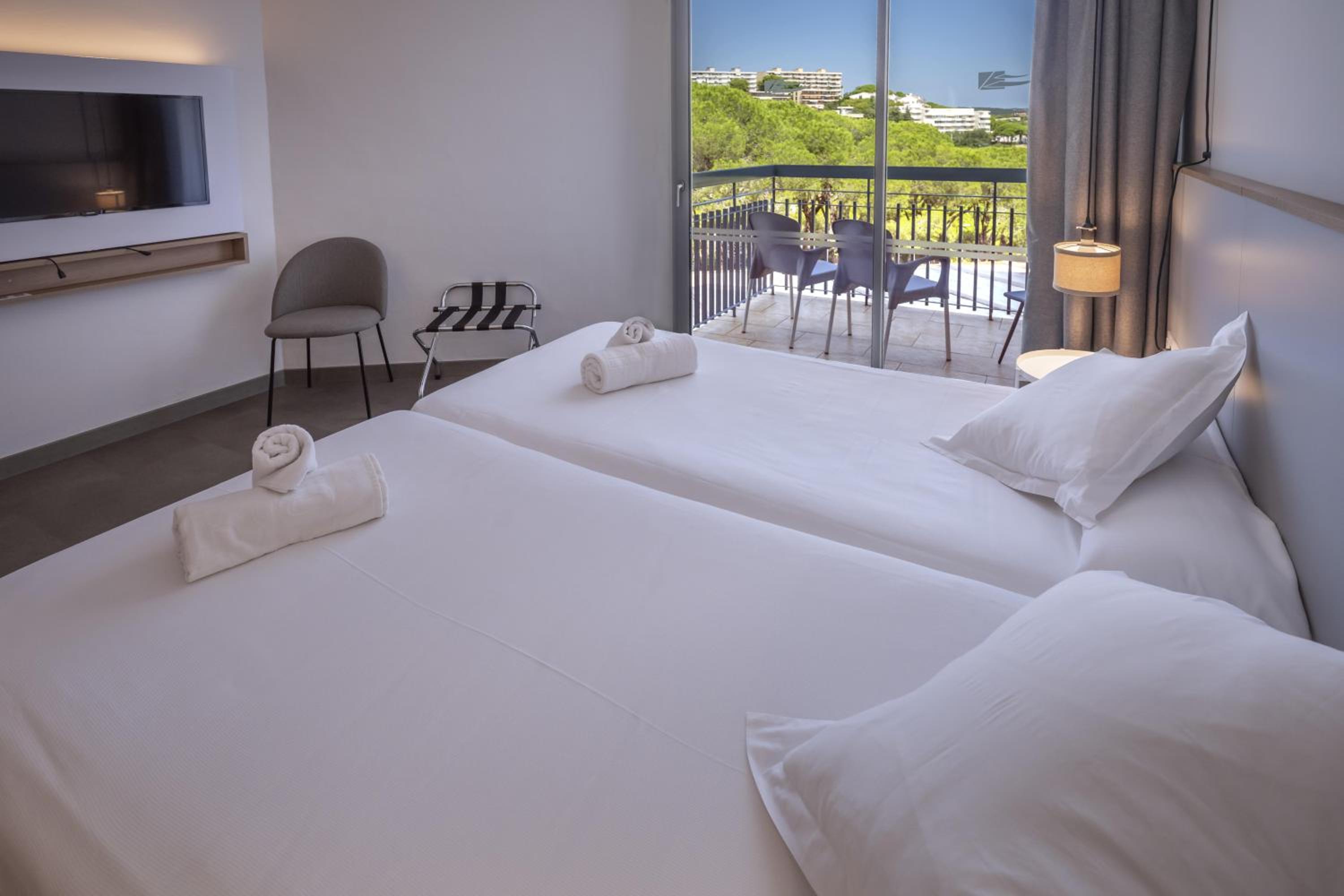Room, Twin Beds, Lateral Side Sea View، GHT S Agaro Mar 8/10