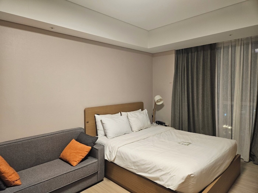 RESIDENCE, QUEEN BED