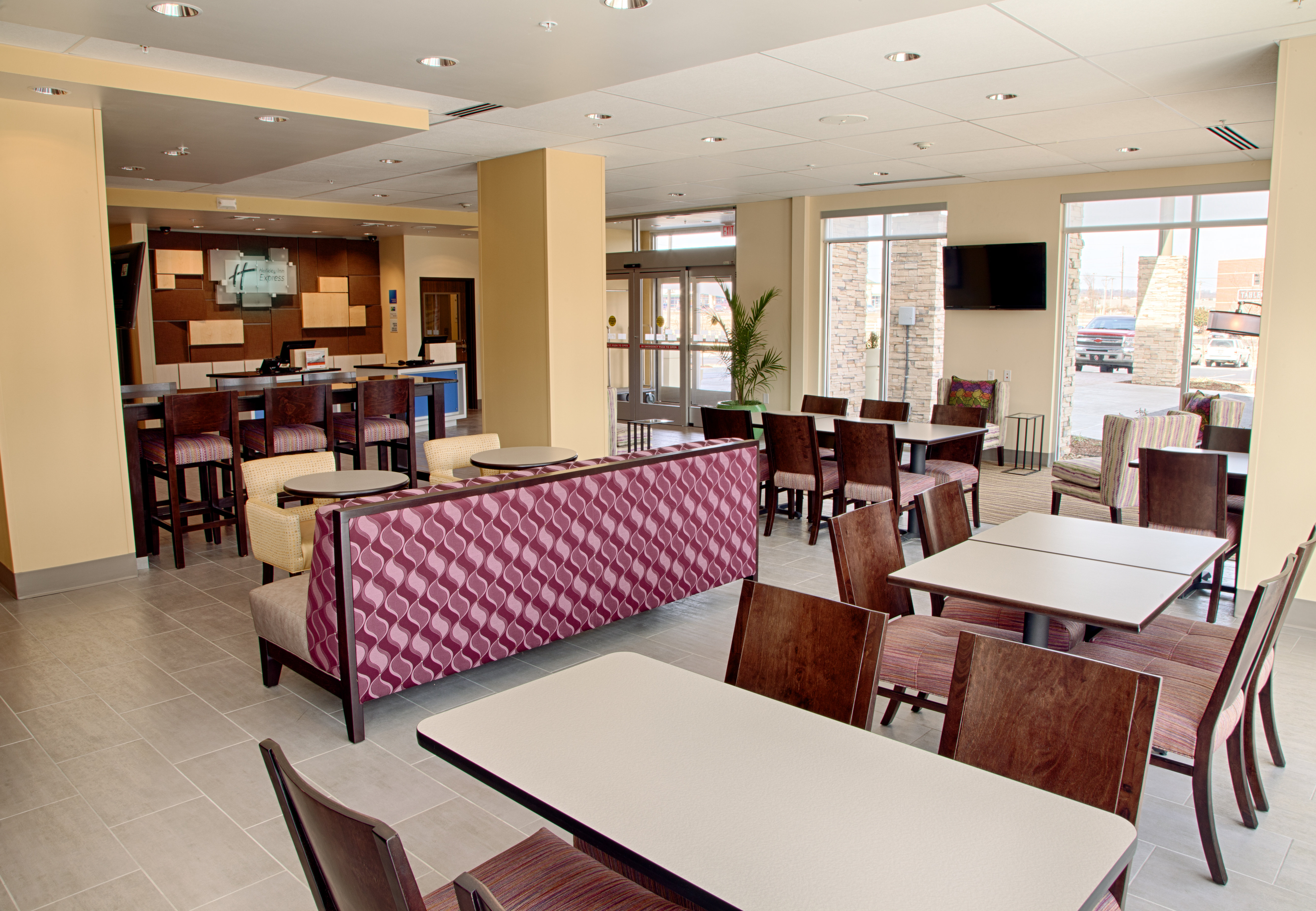 Holiday Inn Express Suites Tahlequah 34/46