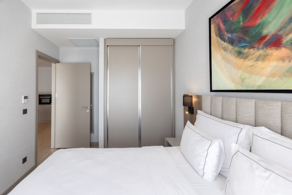 SUPERIOR, SUITE, KING BED