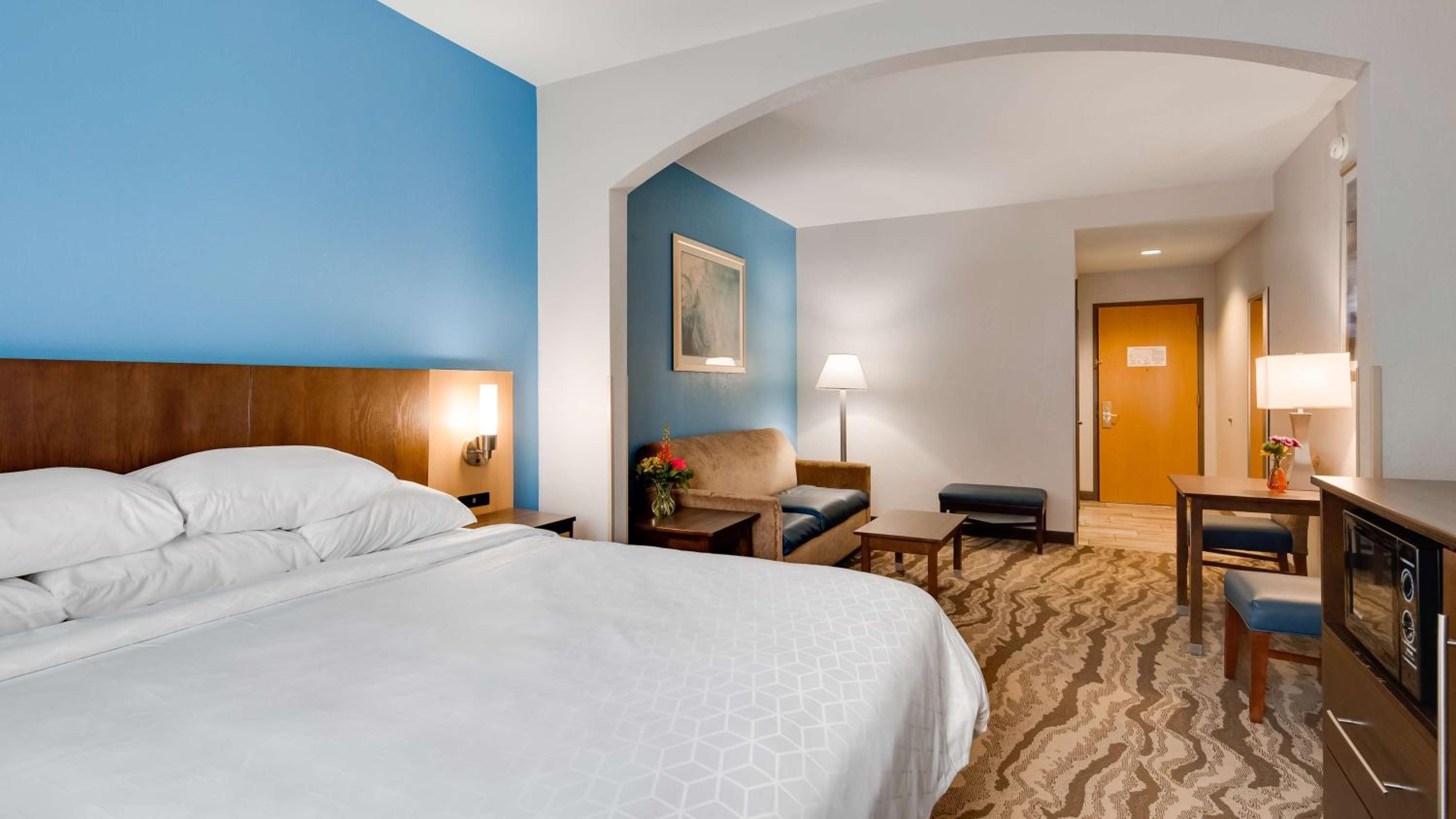 Suite, King Bed, River View
