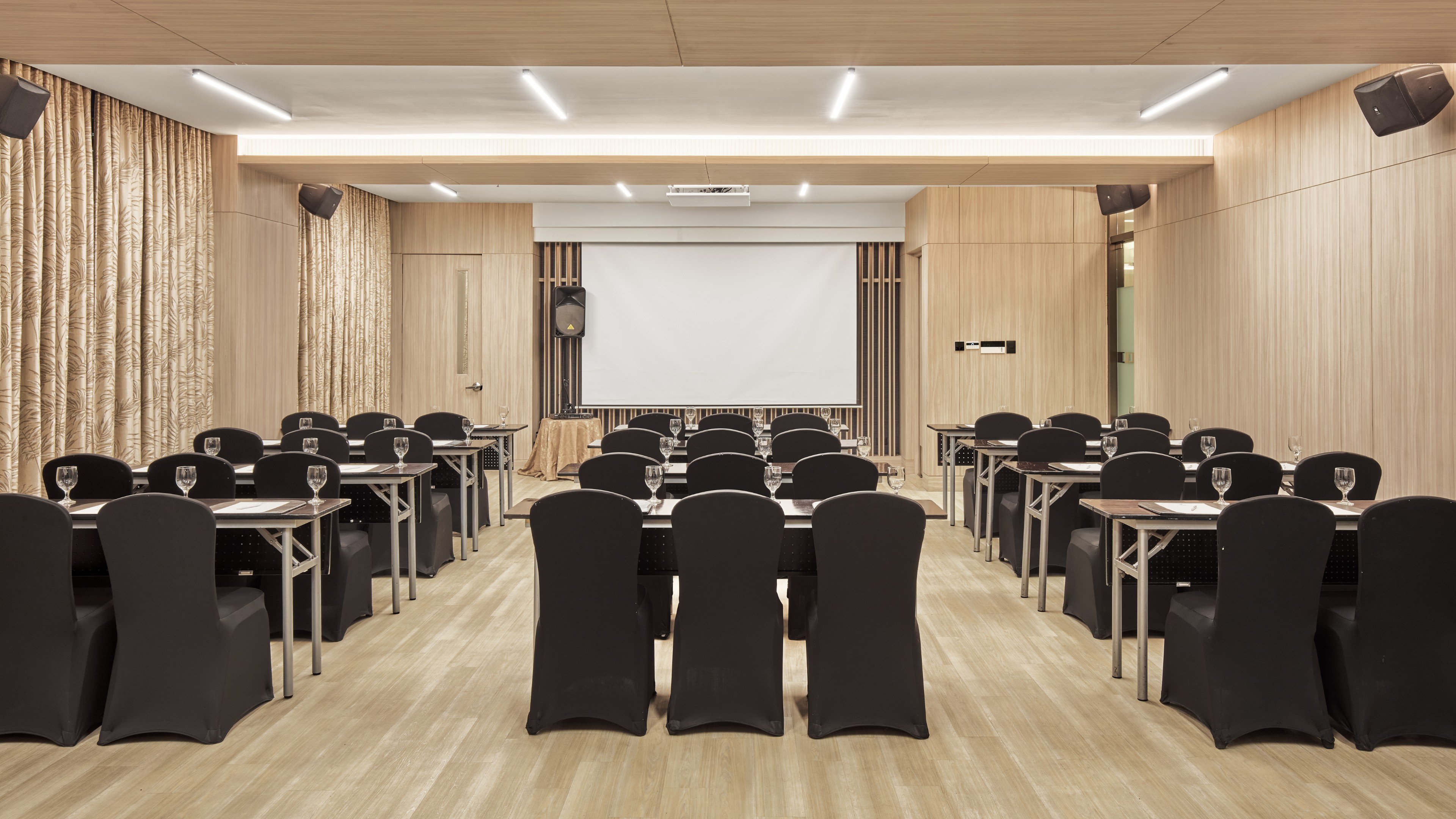 Holiday Inn & Suites Makati 70/75