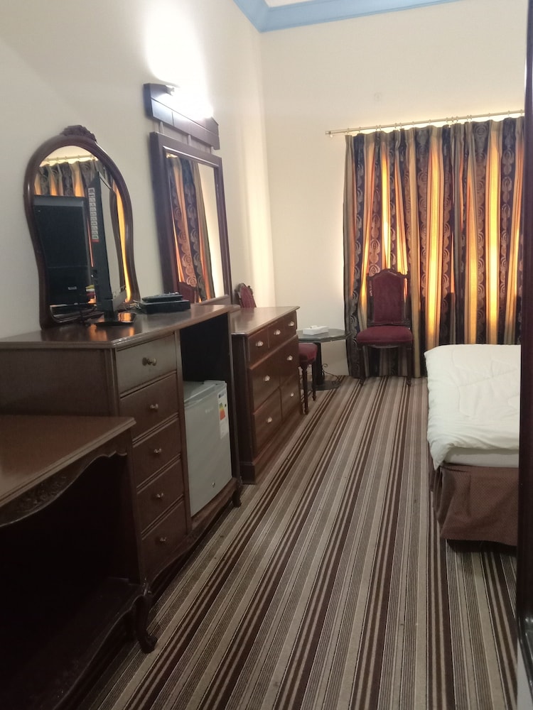 Al Commodore Hotel 26/40