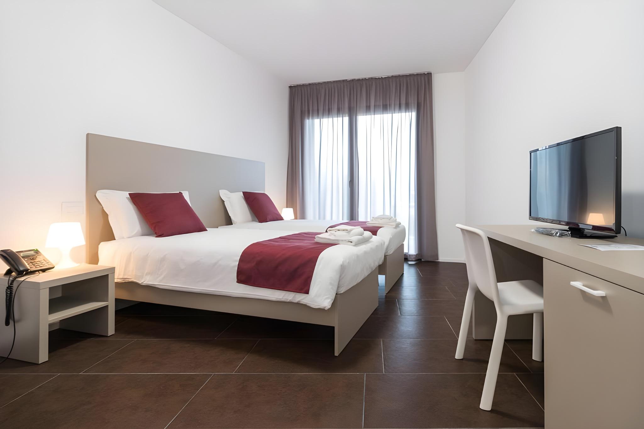 غرفة بسرير مزدوج بشرفة