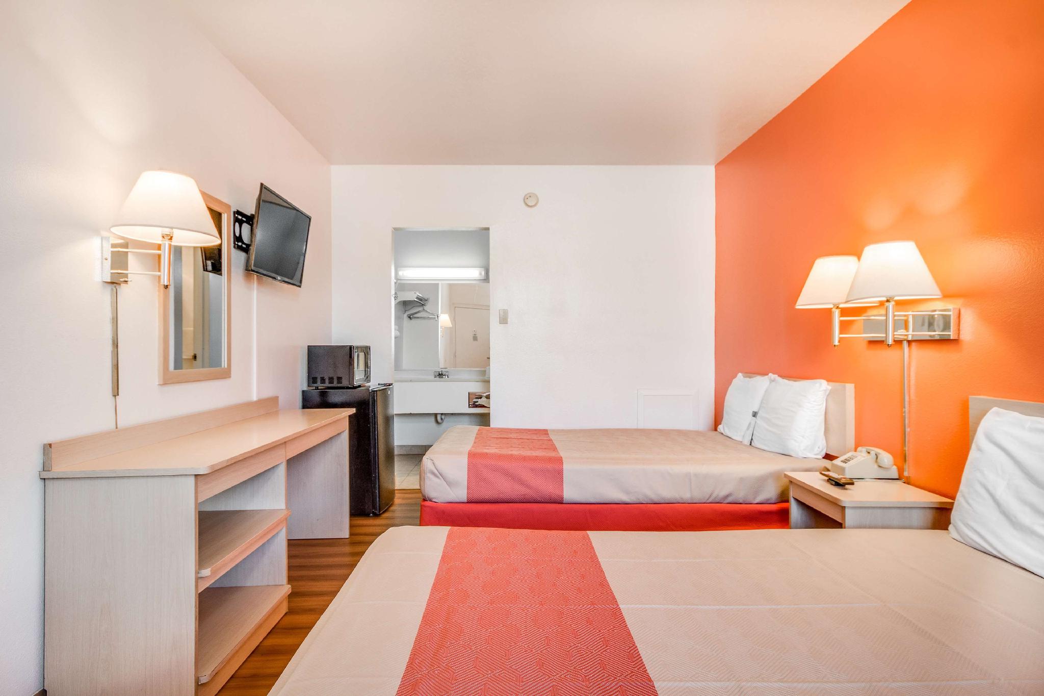 2 Full Beds Smoking، Motel6 Van Horn, TX 1/1