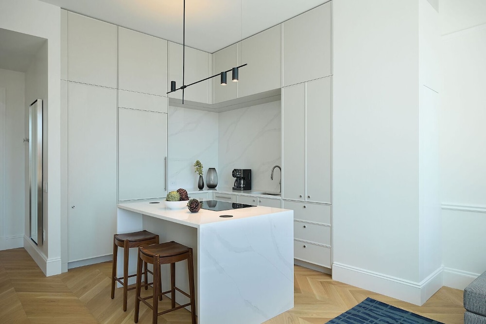 The Docent's Collection at 178 Middle Street 29/37