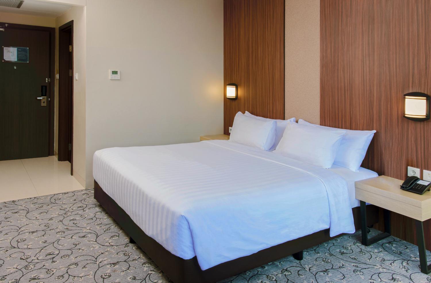 Deluxe, King Bed, Aston Gorontalo Hotel & Convention Center 3/7