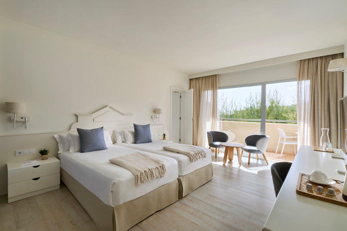 Connecting, Standard, Balcony or Terrace