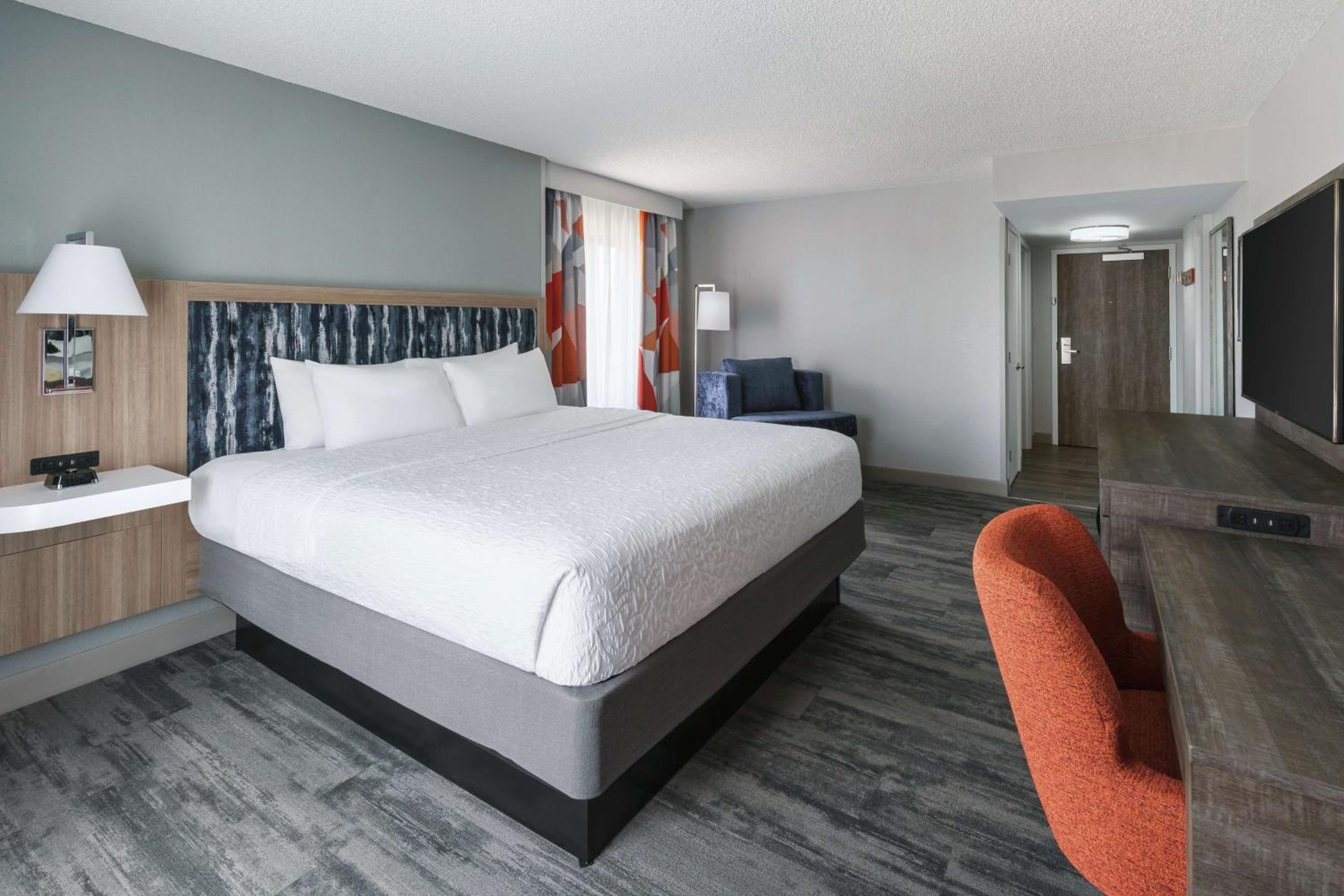 استوديو بسرير كينج مع أريكة لذوي الإعاقة، Hampton Inn & Suites Tampa/Ybor City/Downtown 2/3