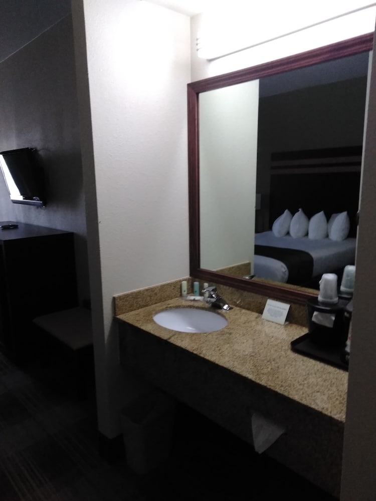 Quality Inn & Suites Mount Vernon 15/17