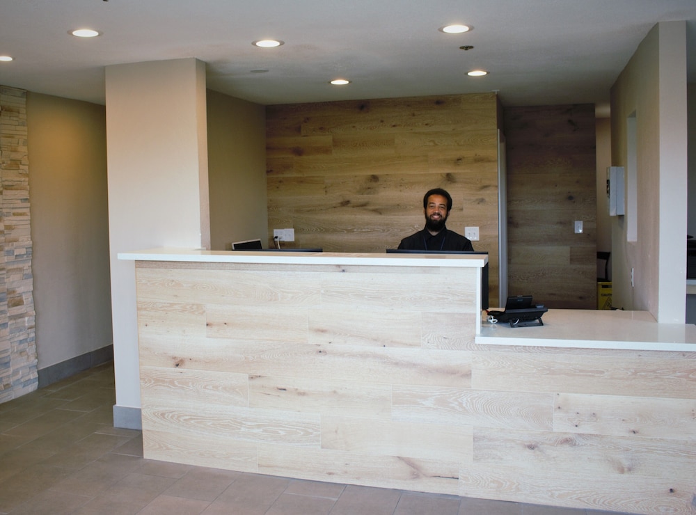 Country Inn & Suites by Radisson, Monterey Beachfront-Marina, CA 4/31