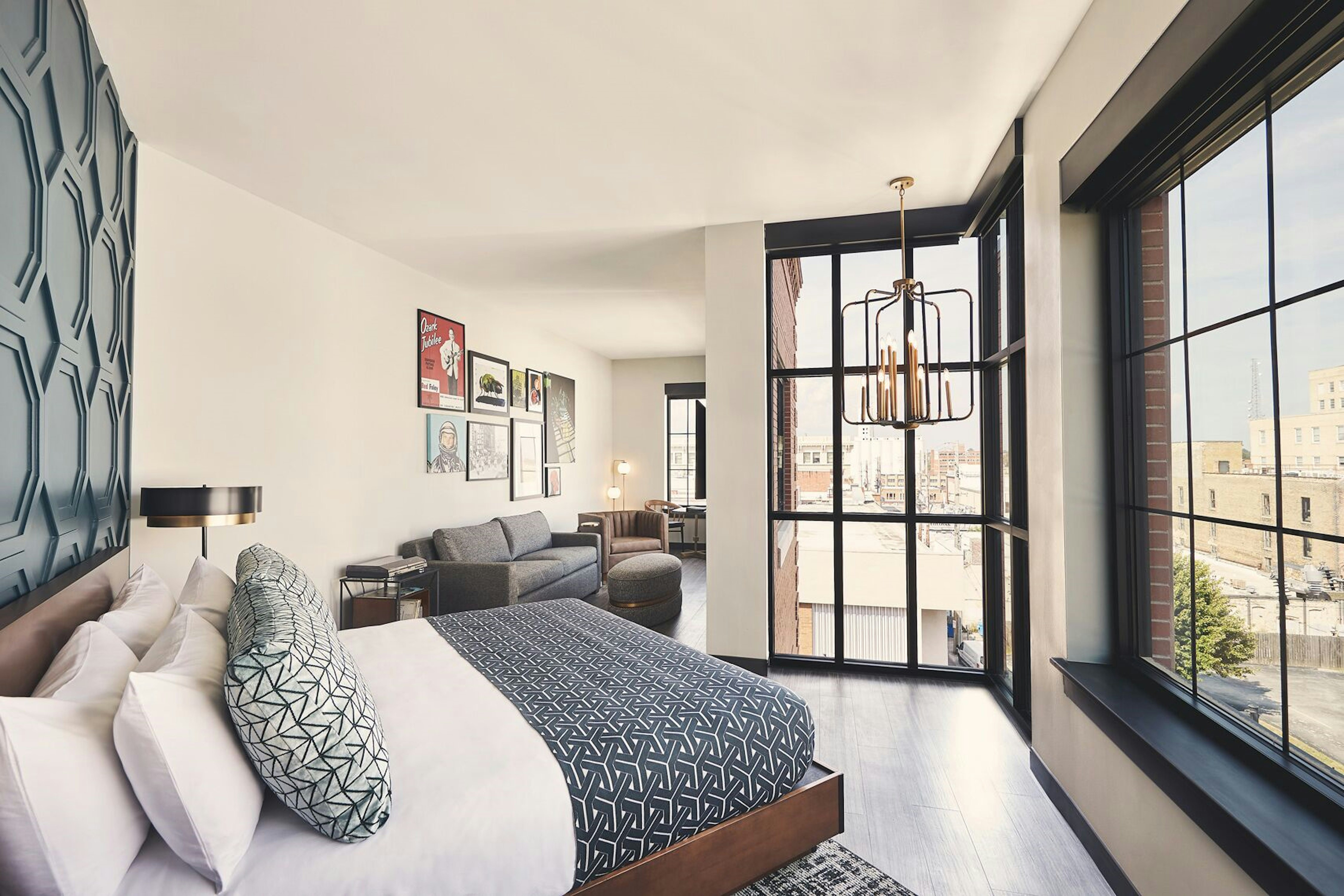 EXPLORER, SUITE, KING BED